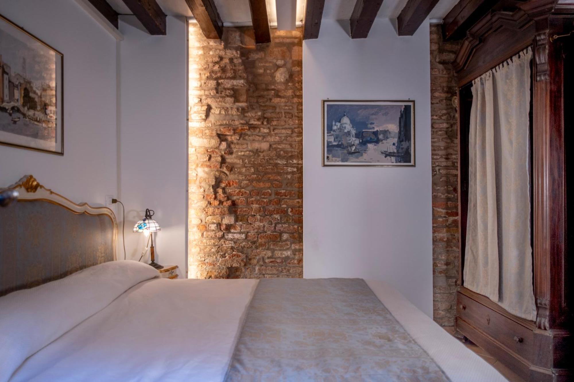 Bragozzo Ai Miracoli Venice