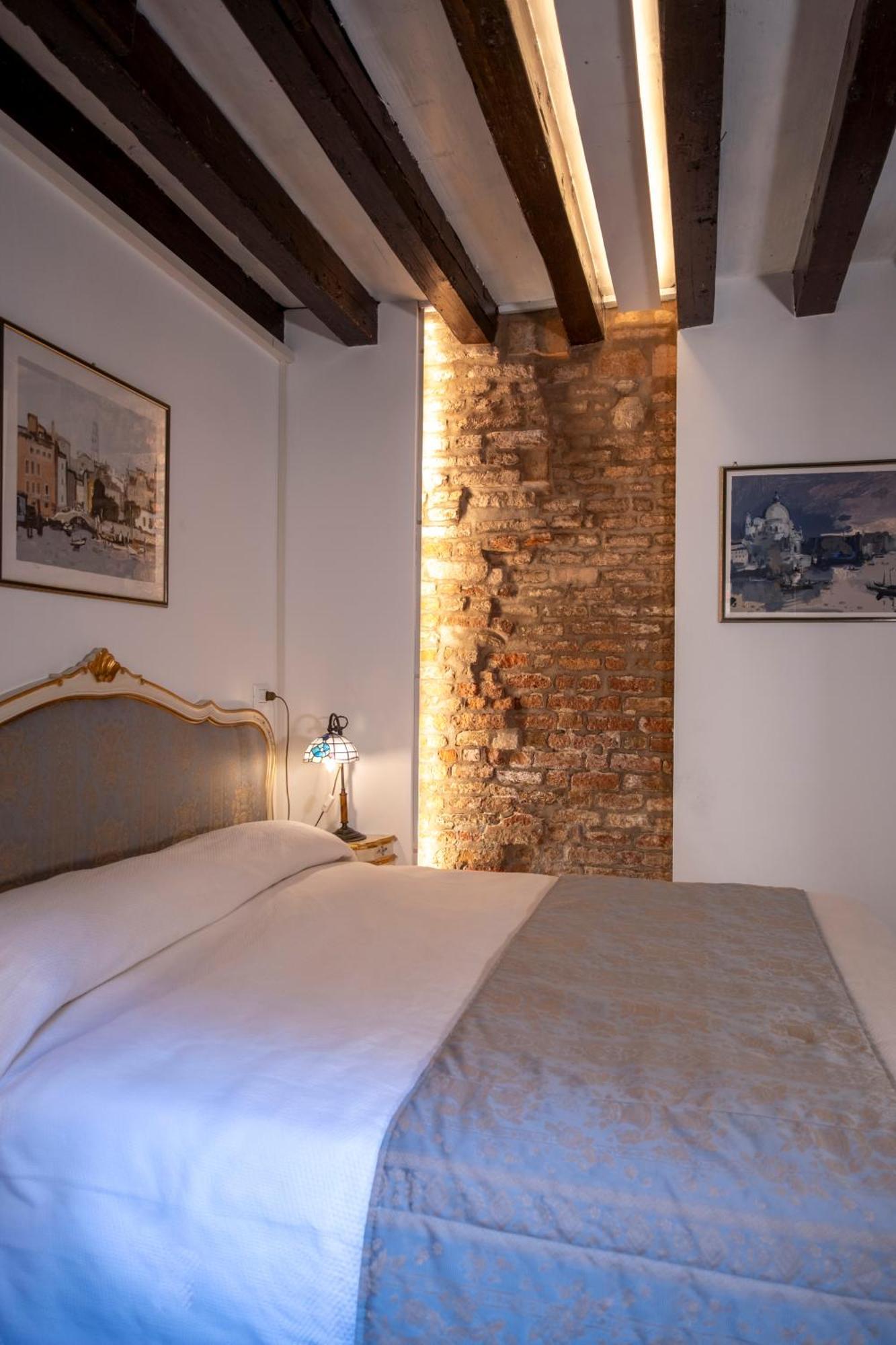 Bragozzo Ai Miracoli * Venice