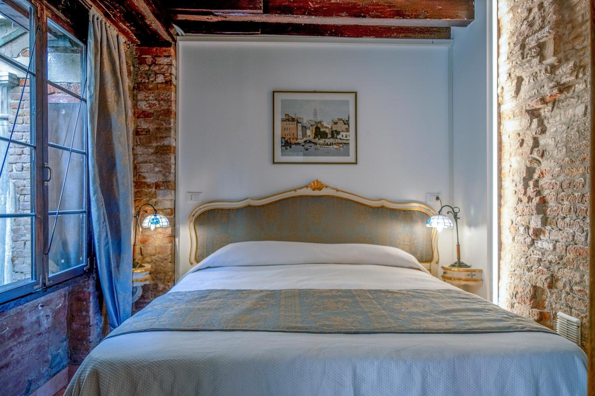 Bragozzo Ai Miracoli Venice