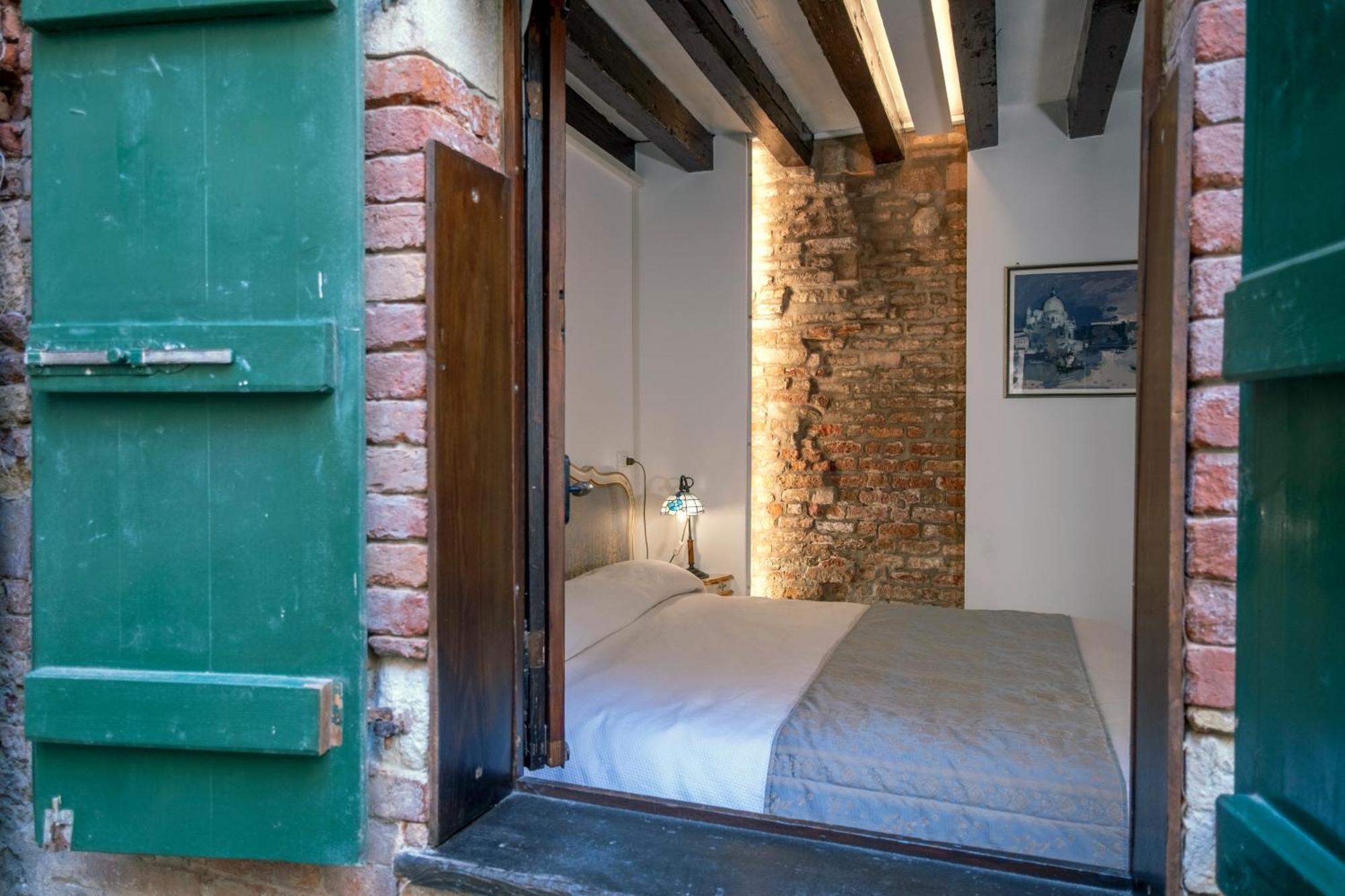 Bragozzo Ai Miracoli * Venice