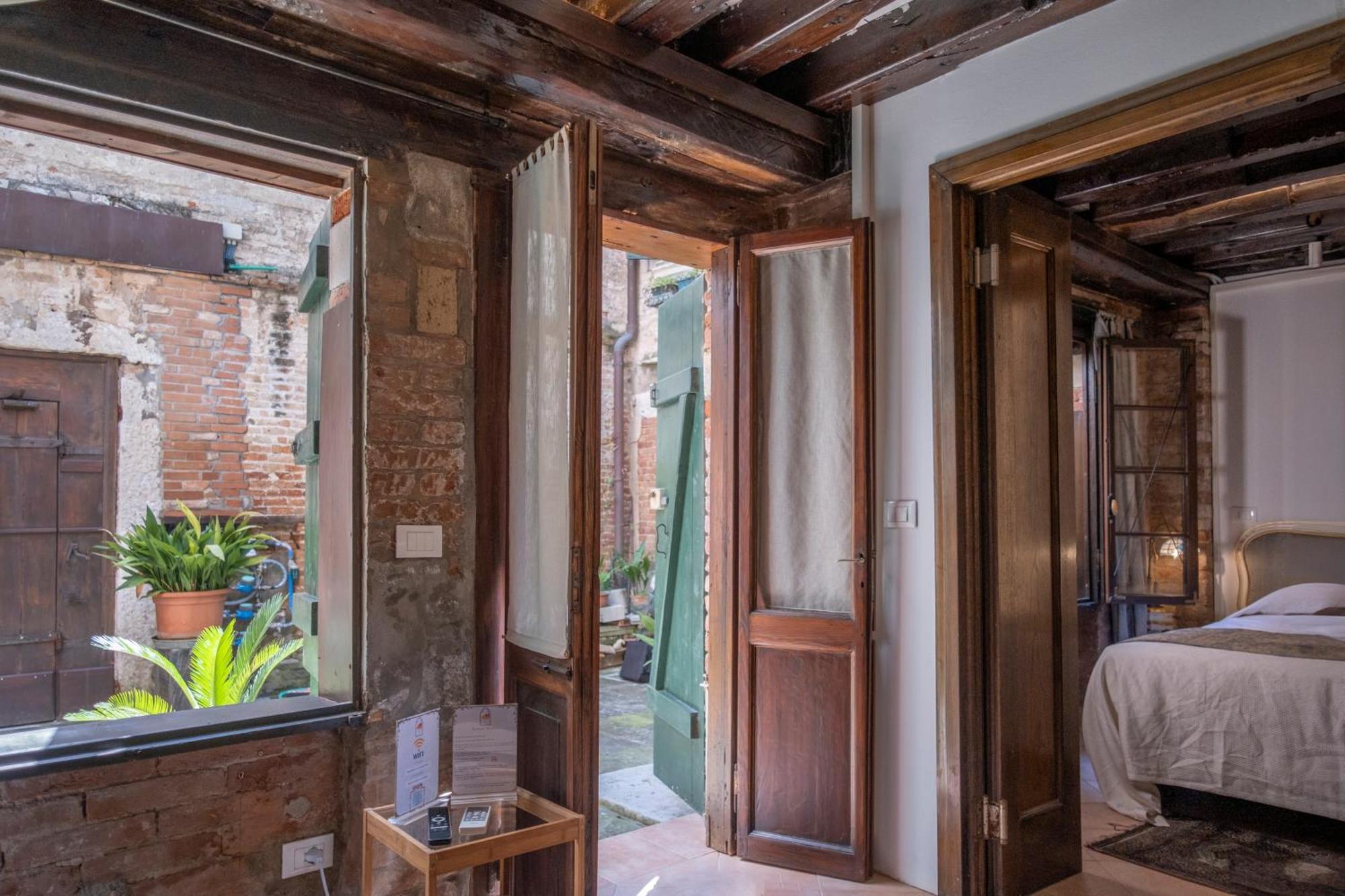 Bragozzo Ai Miracoli Venice